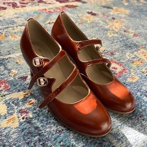 Brown vintage style heels.